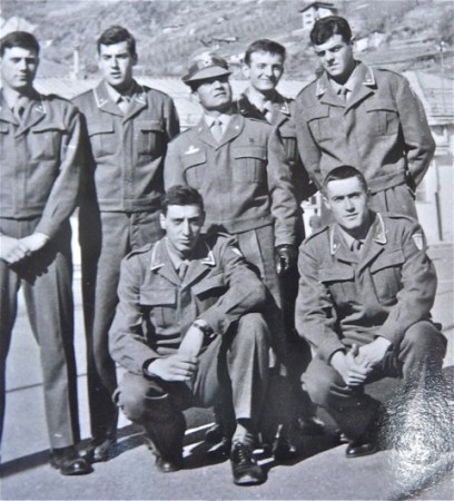 In piedi da sx: Borniotto,il suonatore di banjo ,Serg.Palo, Renato Angela;? accosciati:   ?,?